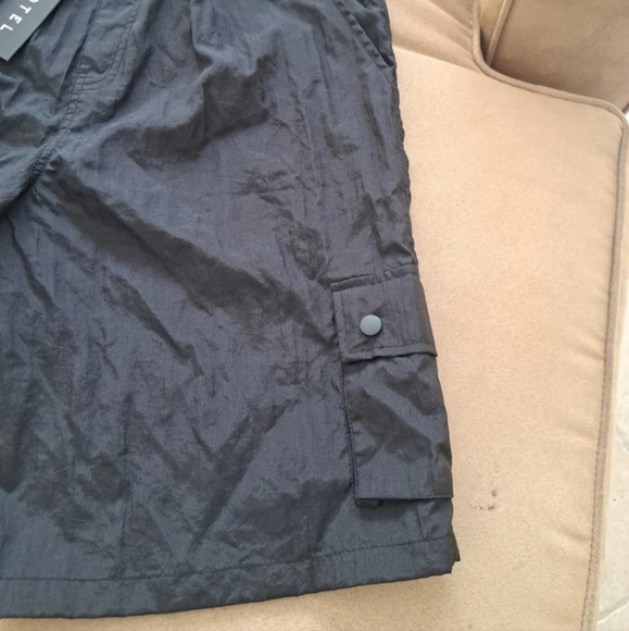 Women Motel NWT Krinkle Cargo Shorts in Black szS. Adorable shorts toggle waist - Picture 3 of 6